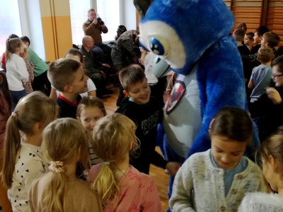 uczniowie z Mikołajem i maskotką wojskową