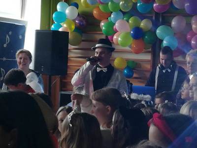 uczniowie podczas zabawy