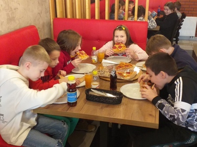 uczniowie w pizzeri
