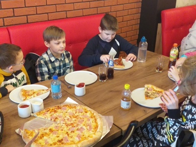 uczniowie w pizzeri