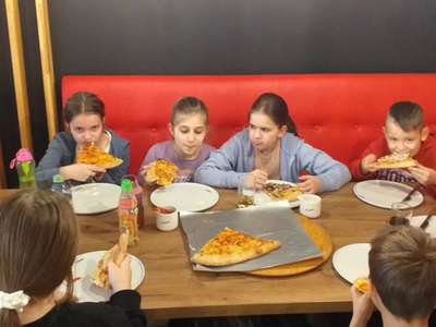 uczniowie w pizzeri
