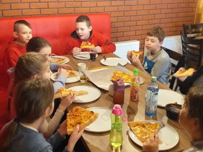 uczniowie w pizzeri