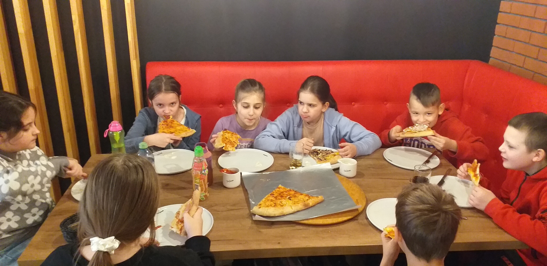 uczniowie w pizzeri