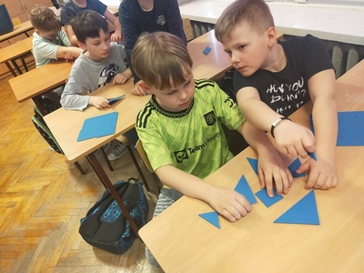 uczniowie podczas zajęć