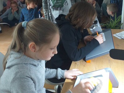 Uczniowie podczas zajęć