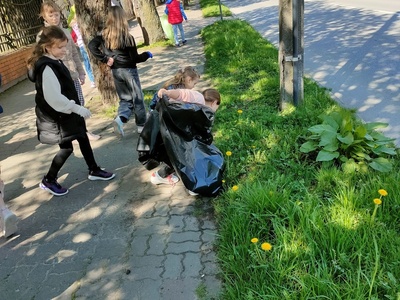 uczniowie przy pracy