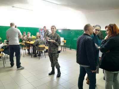 uczniowie podczas targów