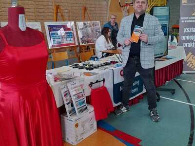 uczniowie podczas targów