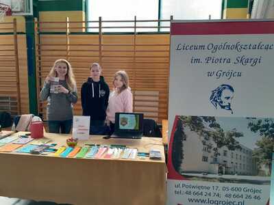 uczniowie podczas targów