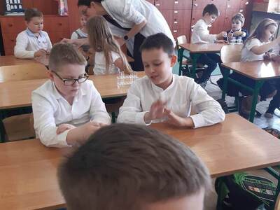 uczniowie podczas zajęć