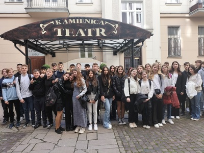 Uczniowie w teatrze