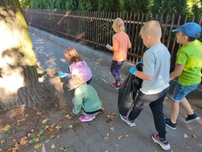 Uczniowie sprzątają teren