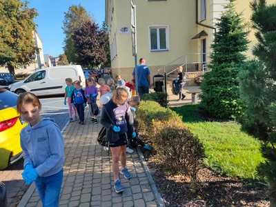 Uczniowie sprzątają teren