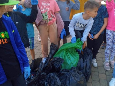 Uczniowie sprzątają teren