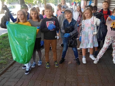 Uczniowie sprzątają teren