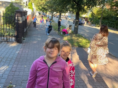 Uczniowie sprzątają teren