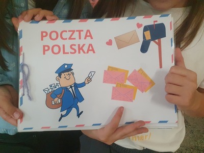 Uczniowie na poczcie