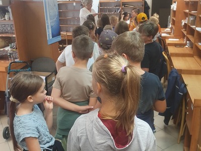 Uczniowie na poczcie