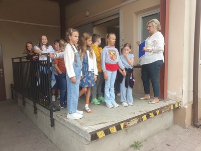 Uczniowie na poczcie