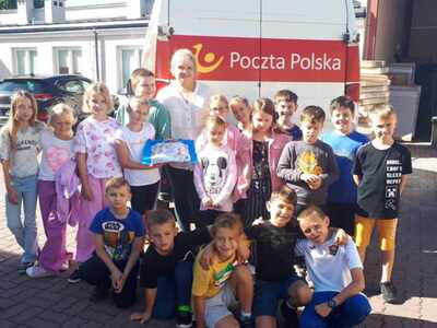 Uczniowie na poczcie