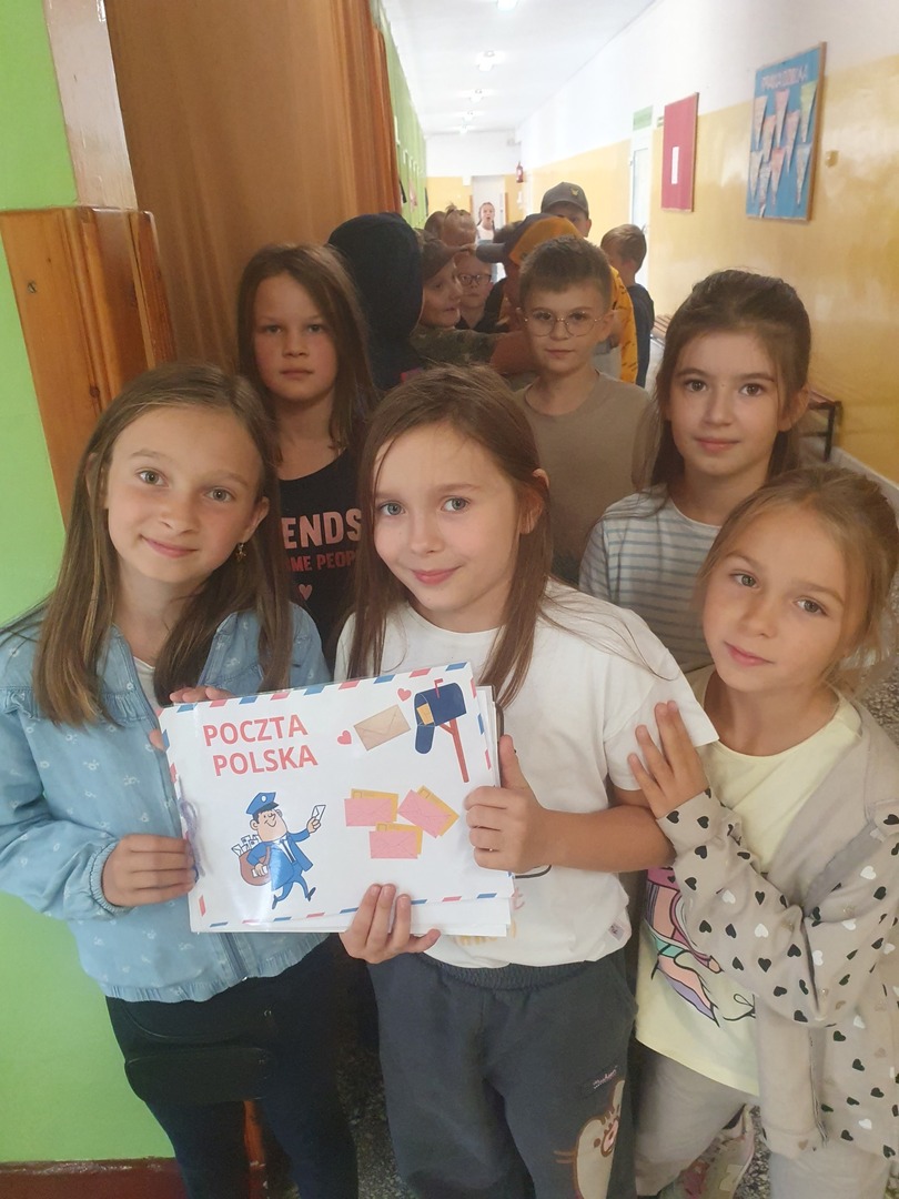 Uczniowie na poczcie