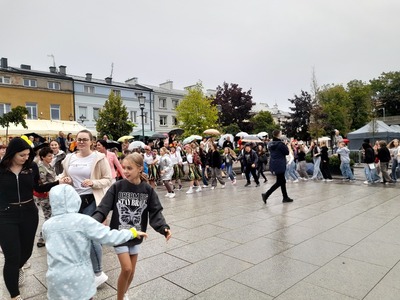 uczniowie podczas święta jabłka
