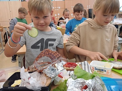 uczniowie podczas śniadania