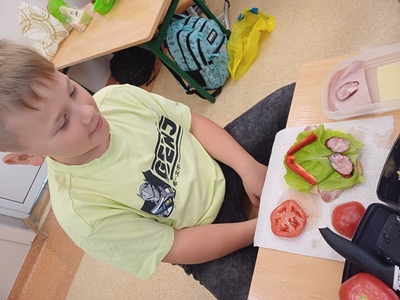 uczniowie podczas śniadania