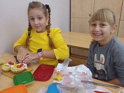 uczniowie podczas śniadania