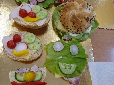 uczniowie podczas śniadania