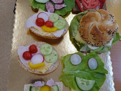 uczniowie podczas śniadania