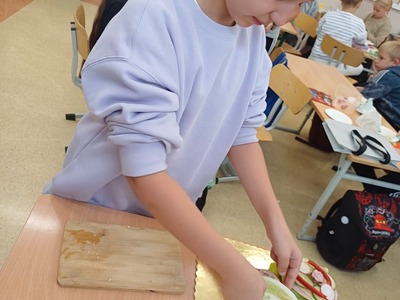 uczniowie podczas śniadania