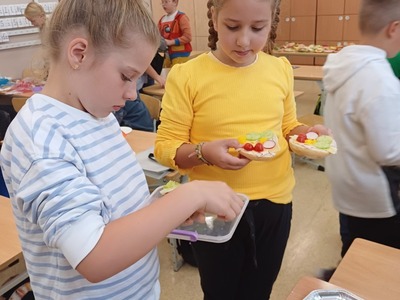 uczniowie podczas śniadania