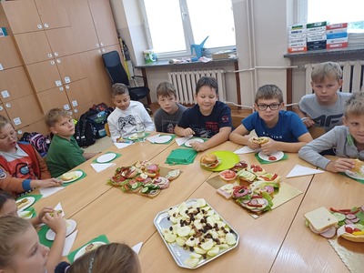 uczniowie podczas śniadania