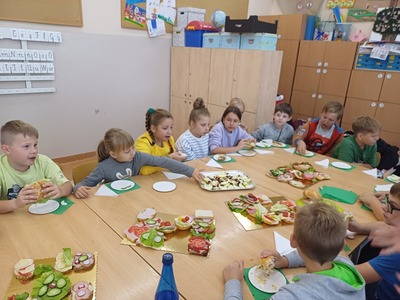 uczniowie podczas śniadania