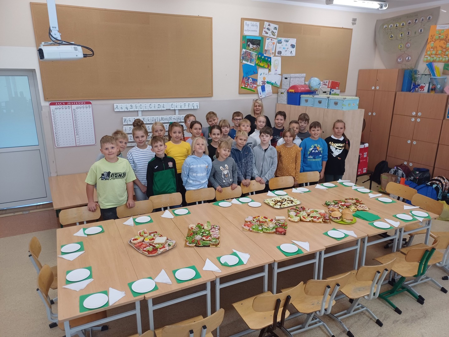 uczniowie podczas śniadania