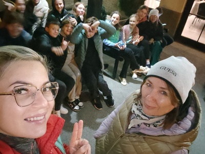 uczniowie podczas wycieczki