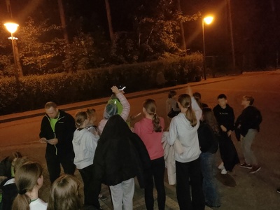 uczniowie podczas wycieczki
