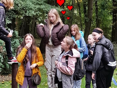 uczniowie na wycieczce