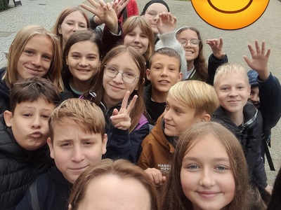 uczniowie na wycieczce