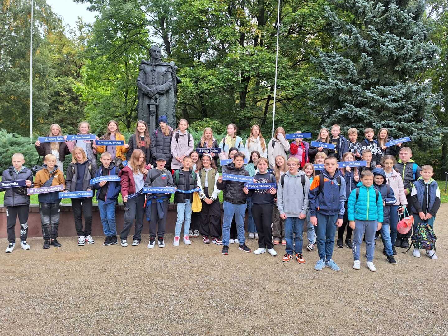 uczniowie na wycieczce