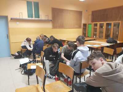 uczniowie podczas pracy