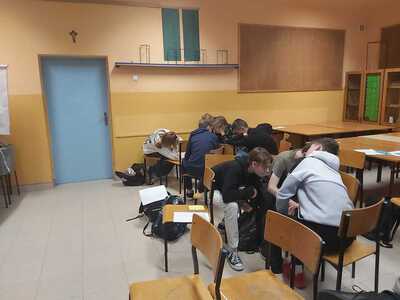 uczniowie podczas pracy