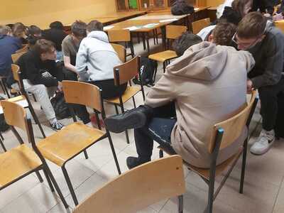 uczniowie podczas pracy