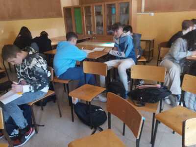 uczniowie podczas pracy
