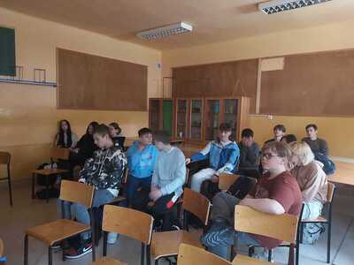 uczniowie podczas pracy