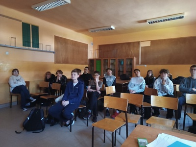 uczniowie podczas pracy