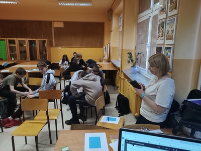 uczniowie podczas pracy