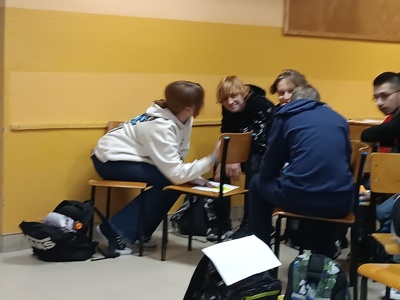 uczniowie podczas pracy