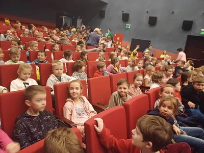 Uczniowie podczas spektaklu